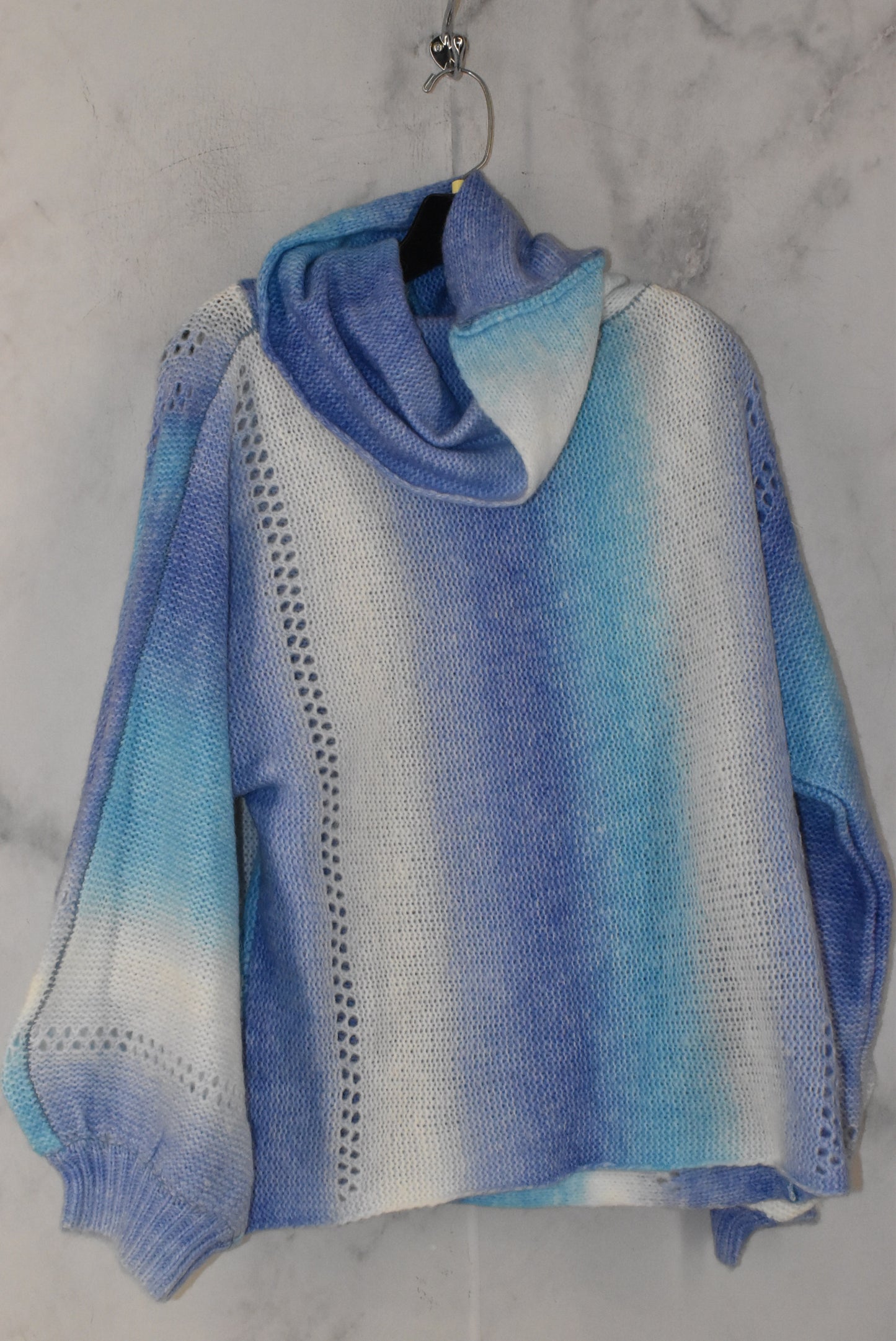 Sweater By Clothes Mentor Size: M
