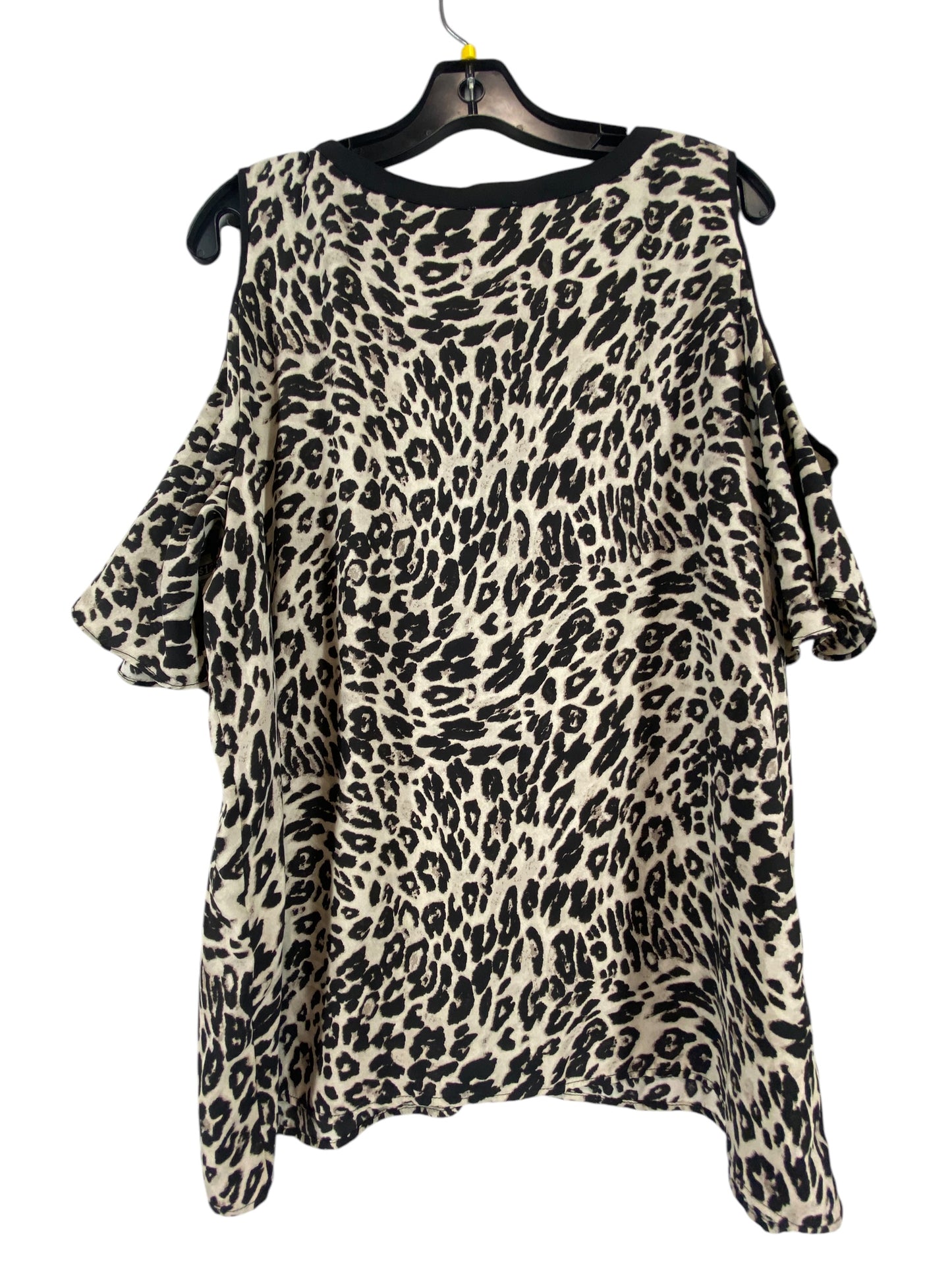 Top Short Sleeve By Chicos In Animal Print