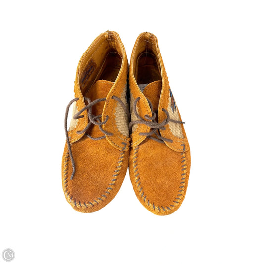 Shoes Flats By Minnetonka In Tan, Size: 7.5