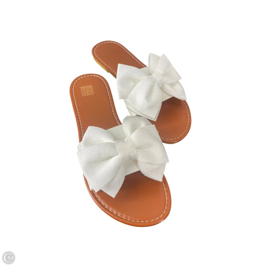 Sandals Flats By Clothes Mentor In White, Size: 10