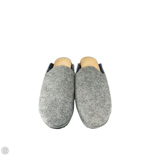 Sandals Flats By Clothes Mentor In Grey, Size: 6
