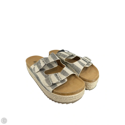 Shoes Flats By Clothes Mentor In Striped Pattern, Size: 11