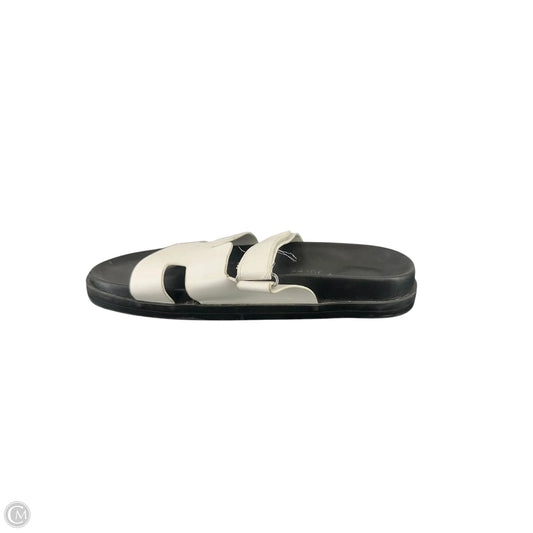 Sandals Flats By Clothes Mentor In Black & White, Size: 8